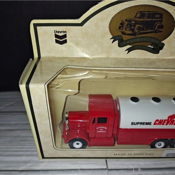 Lledo Days-Gone Chevron 1937 Six Wheel Refined Oil Truck Die Cast Collectible - Picture 4 of 8